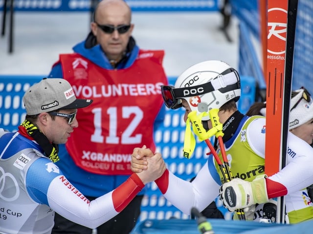 Beat Feuz und Lars Rösti klatschen sich ab. Beat Feuz und Lars Rösti klatschen sich ab.