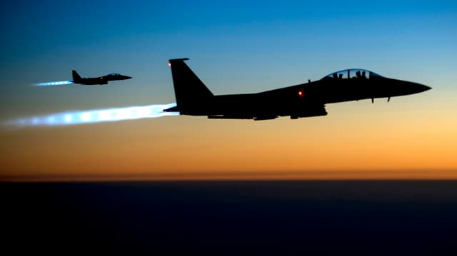 Zwei Kampfjets in der Dämmerung fliegend Zwei Kampfjets in der Dämmerung fliegend