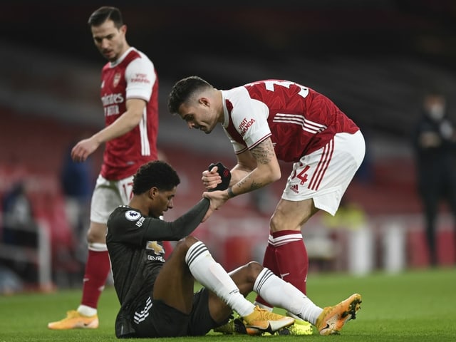 Granit Xhaka hilft Marcus Rashford. Granit Xhaka hilft Marcus Rashford.