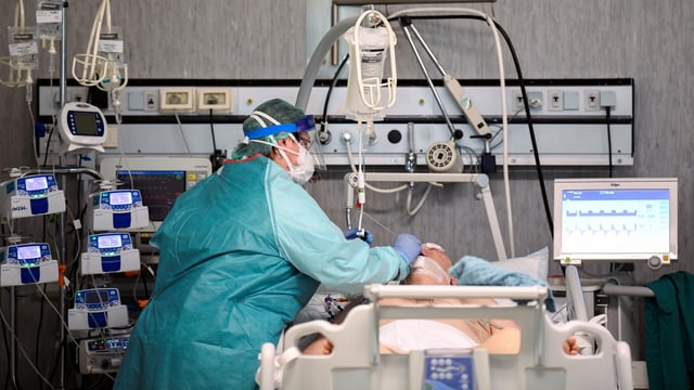 Ein Corona-Patient wird in Cremona behandelt. Ein Corona-Patient wird in Cremona behandelt.