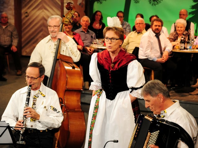 Die Kapelle Wallimann-Gerig musziert zusammen mit Andrea Rohrer, die jodelt