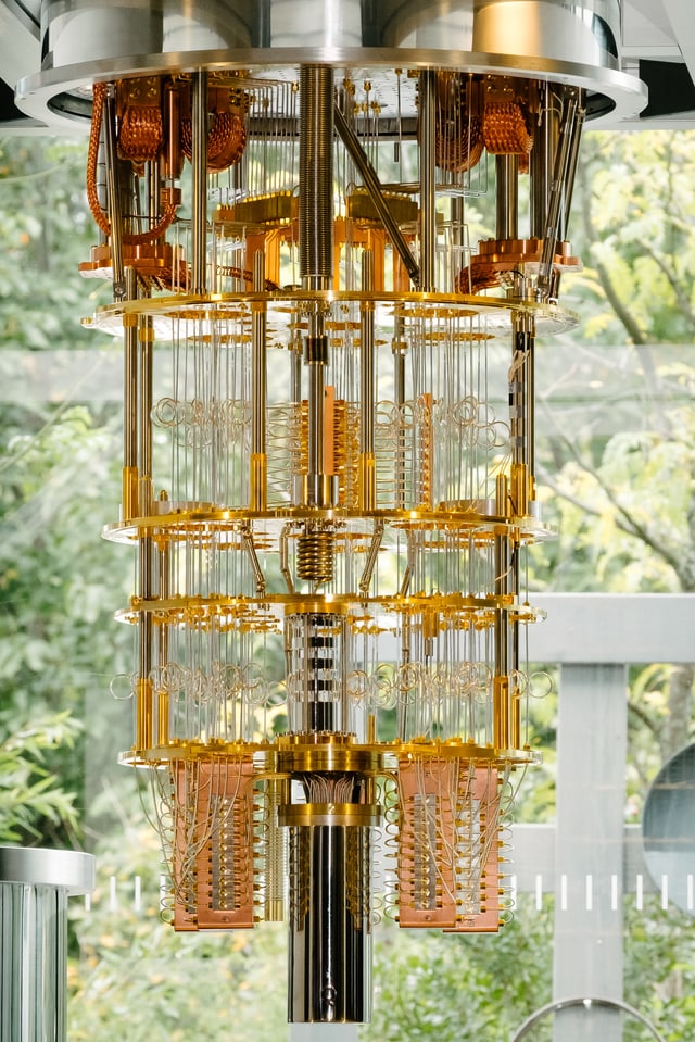 Ein Bild der Kälteeinheit eines Quantencomputers von IBM. Ein Bild der Kälteeinheit eines Quantencomputers von IBM.