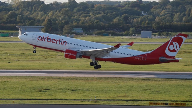 Eine Maschine der Air Berlin beim Abheben. Eine Maschine der Air Berlin beim Abheben.