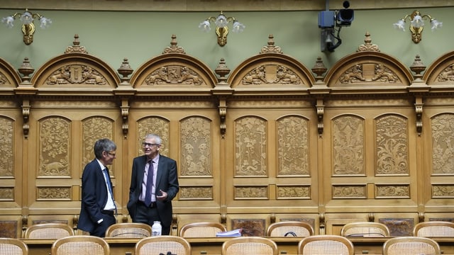 Müller bespricht sich mit einem Ratskollegen im Nationalrat. Müller bespricht sich mit einem Ratskollegen im Nationalrat.