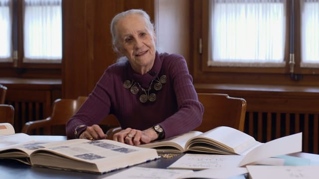 Eine ältere Dame blättert in einem Buch Eine ältere Dame blättert in einem Buch