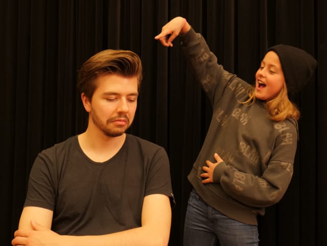 «Zambo»-Reporter Adam wird von Kinderreporterin Lilly ausgelacht. «Zambo»-Reporter Adam wird von Kinderreporterin Lilly ausgelacht.