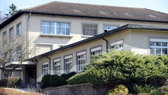 Ein öffentliches Gebäude mit grossen Fenstern Ein öffentliches Gebäude mit grossen Fenstern