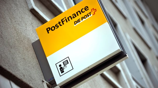 Logo der Postfinance an einer Häuserfassade. Logo der Postfinance an einer Häuserfassade.