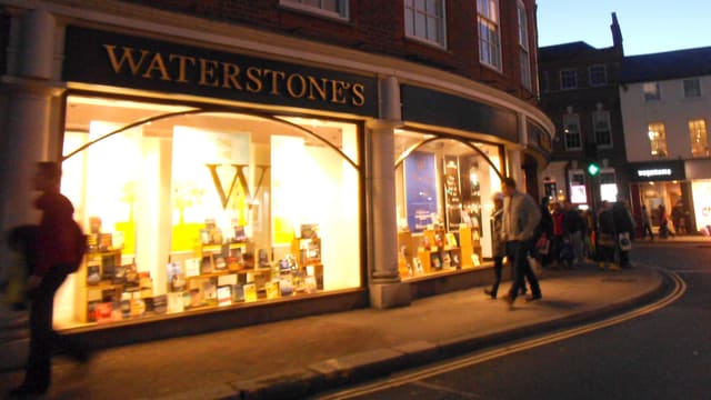 Eine Waterstones Filiale in London, abends mit erleuchteten Schaufenstern. Eine Waterstones Filiale in London, abends mit erleuchteten Schaufenstern.