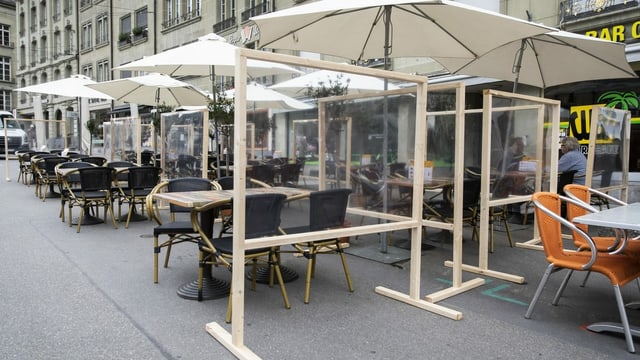 Tische auf dem Kornhausplatz mit Plexiglas getrennt. Tische auf dem Kornhausplatz mit Plexiglas getrennt.