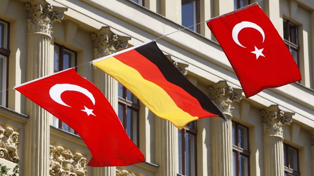 Der Asylantrag bringt die Kanzlerin in die Bredouille. Sie reist am Donnerstag in die Türkei. Der Asylantrag bringt die Kanzlerin in die Bredouille. Sie reist am Donnerstag in die Türkei.
