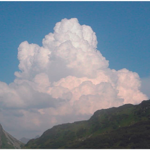 Eine grosse Quellwolke, die Wolketürme ragen bereits in grosse Höhen. Eine grosse Quellwolke, die Wolketürme ragen bereits in grosse Höhen.