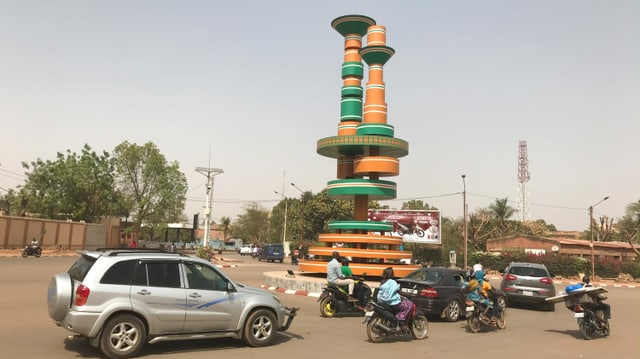 In der Hauptstadt Ouagadougou (Place des Cinéastes) spürt man von der angespannten Sicherheitslage in der Sahelzone kaum etwas. In der Hauptstadt Ouagadougou (Place des Cinéastes) spürt man von der angespannten Sicherheitslage in der Sahelzone kaum etwas.