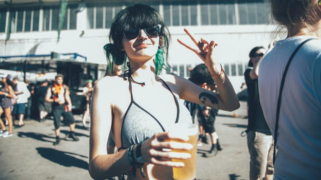 Eine Frau hält am Greenfield Festival ein Bier in der Hand. Eine Frau hält am Greenfield Festival ein Bier in der Hand.