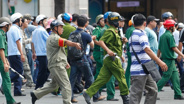 Polizei und Helfer dirigieren Demonstranten in eine Richtung. Polizei und Helfer dirigieren Demonstranten in eine Richtung.