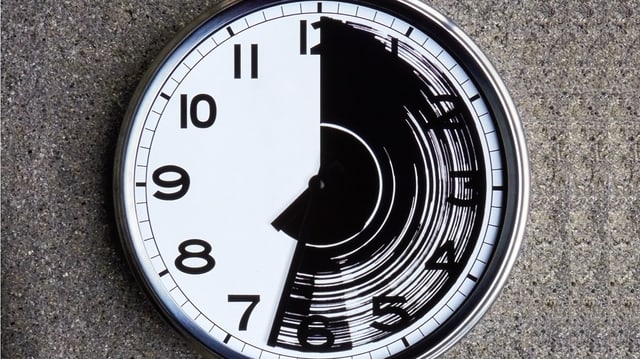 Eine Uhr, die eine Seite des Zifferblattes ist verschmiert Eine Uhr, die eine Seite des Zifferblattes ist verschmiert
