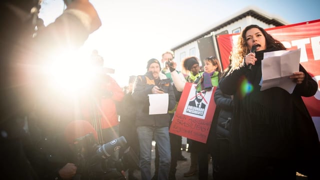 Tamara Funiciello spricht vor Teilnehmern und Journalisten Tamara Funiciello spricht vor Teilnehmern und Journalisten