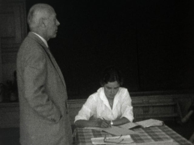 In scolast ed ina scolara durant ina lecziun il 1960. In scolast ed ina scolara durant ina lecziun il 1960.