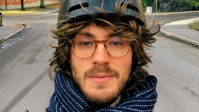 Porträtbild von Regisseur Nathan Grossman mit Velohelm. Porträtbild von Regisseur Nathan Grossman mit Velohelm.