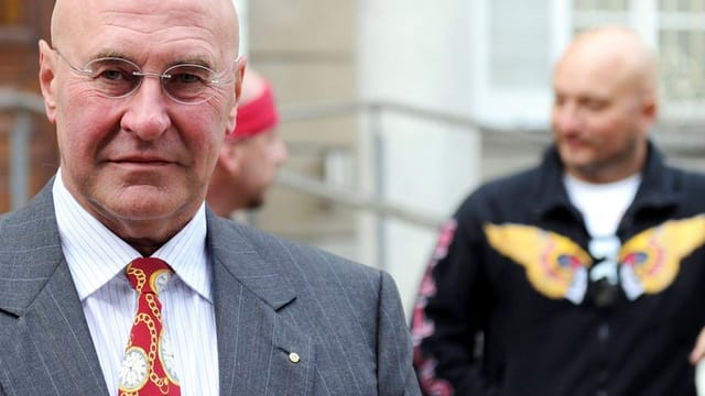 Valentin Landmann vor dem Gericht, in Hintergrund ein Mitglied der Hells Angels Valentin Landmann vor dem Gericht, in Hintergrund ein Mitglied der Hells Angels
