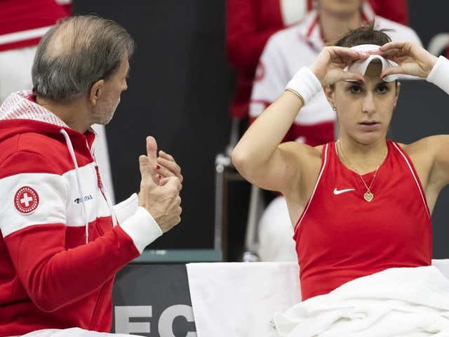 Cpatain Heinz Günthardt berät Belinda Bencic in einer Pause Cpatain Heinz Günthardt berät Belinda Bencic in einer Pause