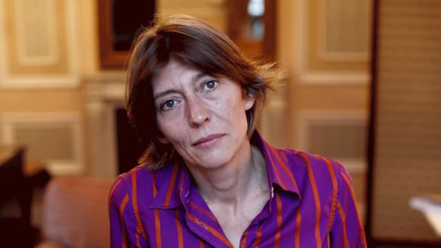 Eine Frau schaut in die Kamera. Eine Frau schaut in die Kamera.