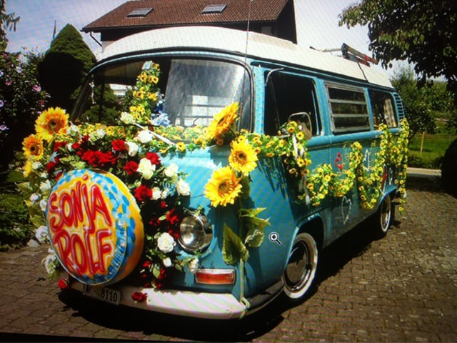 Mit diesem T2 a/b Jahrgang 1972 hat Rolf 2006 am Open Air Hochybrig Sonja kennengelernt. 2011 hatte er im gleichen Bus Polterabend und 2 Wochen später fuhr er mit ihr frisch vermählt und von der Kirche zum Fest. Der Bus ist zu 99% im Originalzustand und wird immer noch genutzt, um aus dem Alltag zu entfliehen und den Hippie-Livestyle zu pflegen. :-)