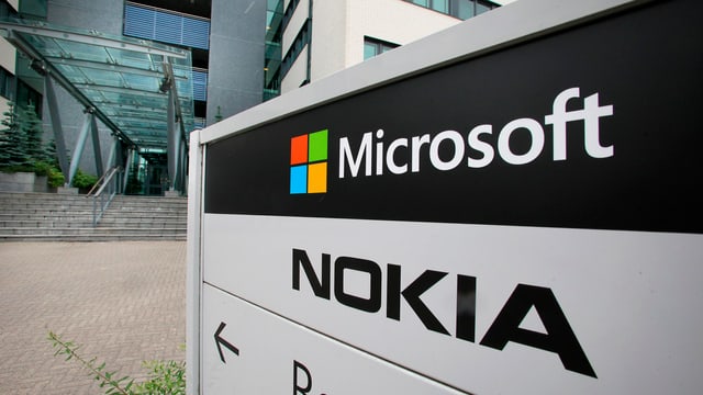 Firmenschild von Microsoft und Nokia.
