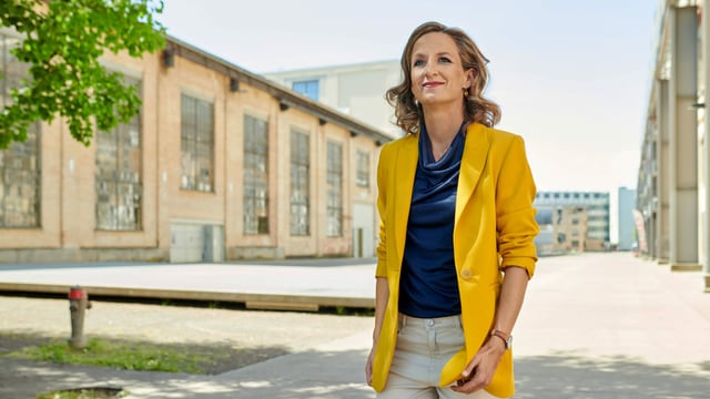 Frau steht vor Frau steht vor
