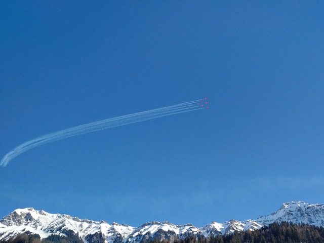 Blauer Himmel, Spur von Flugzeugen