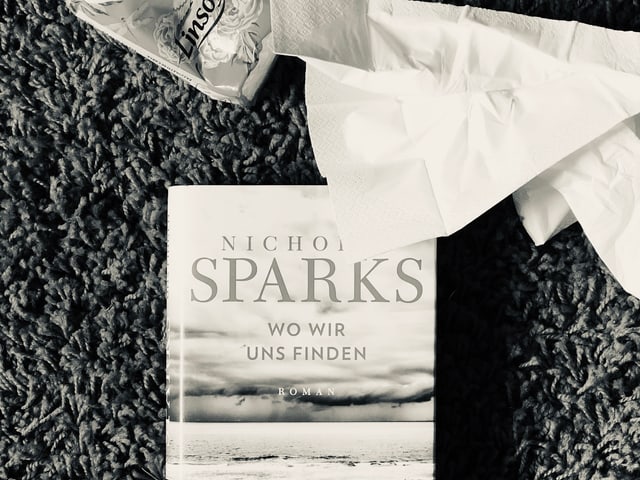 Der neue Roman von Nicholas Sparks: «Wo wir uns finden» liegt auf dem Teppich, zerknüllte Nastücher daneben Der neue Roman von Nicholas Sparks: «Wo wir uns finden» liegt auf dem Teppich, zerknüllte Nastücher daneben