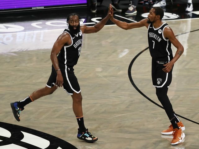 James Harden (l.) und Kevin Durant harmonieren gut bei den Nets. James Harden (l.) und Kevin Durant harmonieren gut bei den Nets.