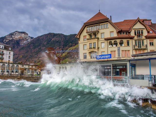 Ein Föhnsturm blies zum Teil mit über 120 km/h über den Vierwaldstätter See und brachte enorme Brandungswellen am Ufer von Brunnen/SZ.