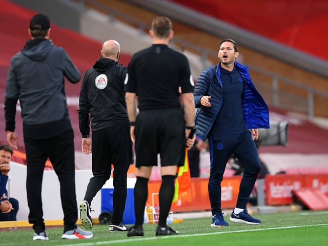 Frank Lampard sagt etwas zu Jürgen Klopp. Frank Lampard sagt etwas zu Jürgen Klopp.