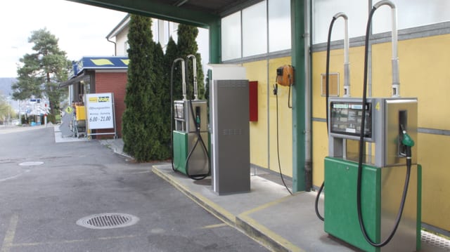 Zwei Zapfsäulen einer Tankstelle. Zwei Zapfsäulen einer Tankstelle.