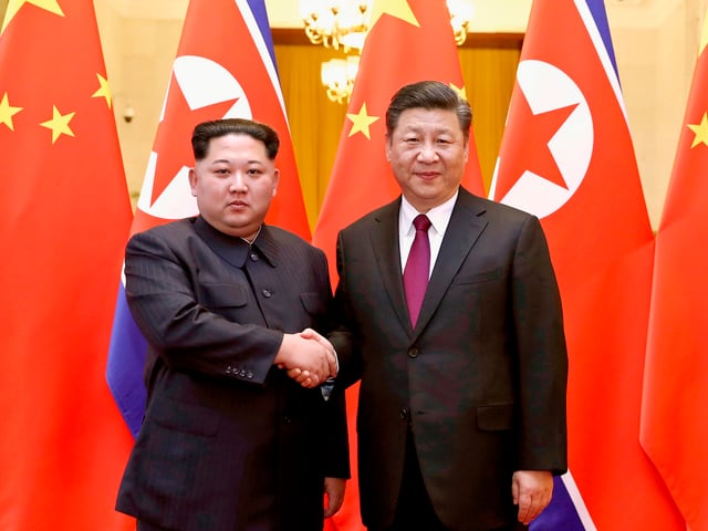 Kim und Xi geben sich die Hand. Kim und Xi geben sich die Hand.