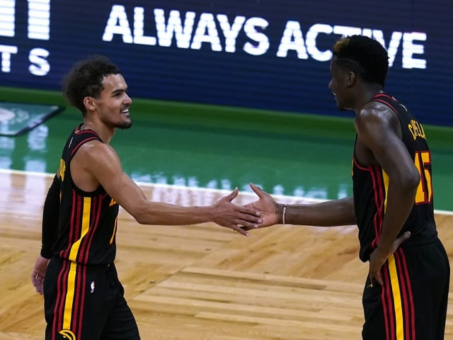 Die Atlanta-Spieler Trae Young (l.) und Clint Capela. Die Atlanta-Spieler Trae Young (l.) und Clint Capela.