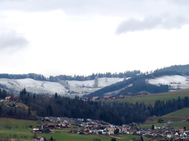 Rückkehr des Winters. Oberhalb von Stefisburg fiel bis auf etwa 600 Meter herunter etwas Schnee.