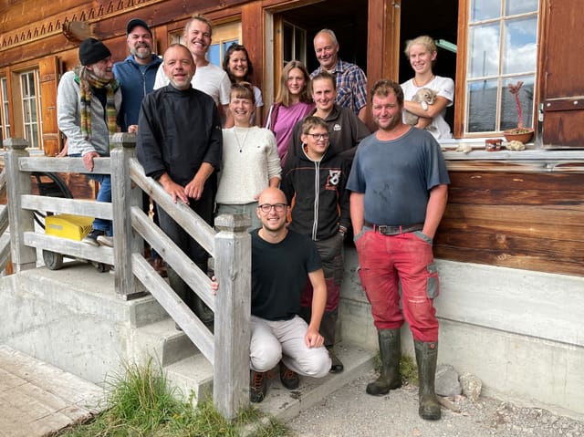 Gruppenfoto mit dem Team der Alp Morgeten sowie der Crew von Radio SRF 1: oben links Moderator Ralph Wicki, rechts neben ihm Produzent Sirio Flückiger, vorne in der Mitte Redaktor Manuel Diener.