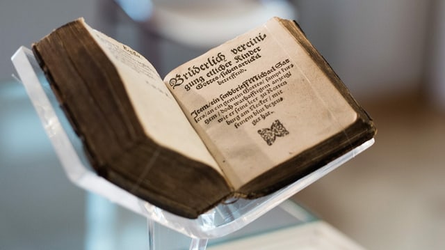 Ein Buch mit alter Handschrift. Ein Buch mit alter Handschrift.