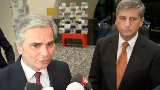 Zwei Personen vor Mikrofonen Zwei Personen vor Mikrofonen