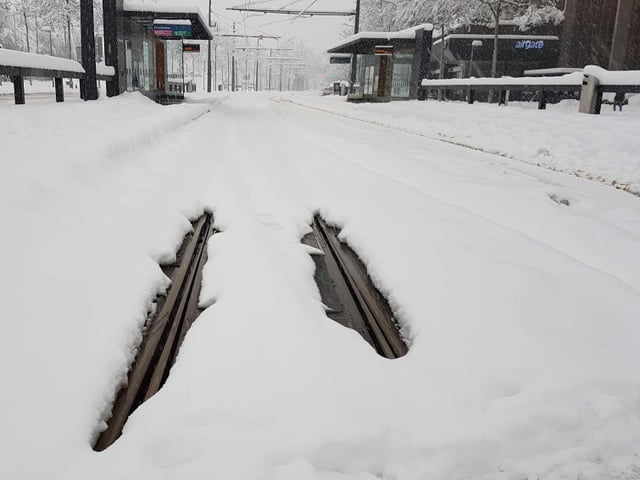 Verschneite Strasse in Stadt