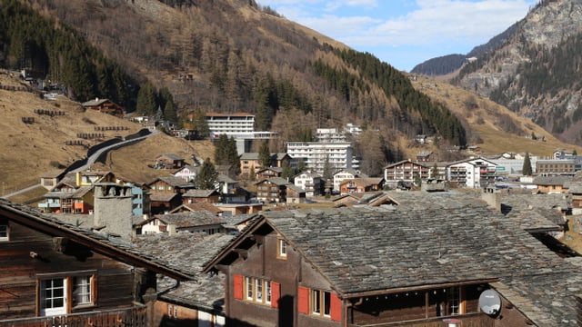 Il vitg da Val s. Pieder cun ils tetgs da crappa da Val Il vitg da Val s. Pieder cun ils tetgs da crappa da Val