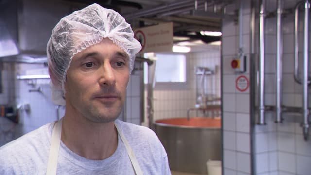 Mann in Käserei Mann in Käserei