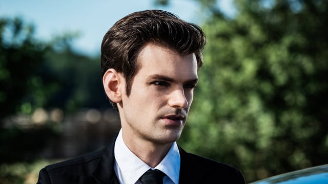Stalder als Fabio Testi im Anzug und mit gegelten Haaren. Stalder als Fabio Testi im Anzug und mit gegelten Haaren.