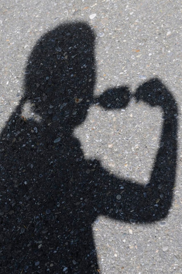 Schatten eines Kindes, das ein Glace schleckt Schatten eines Kindes, das ein Glace schleckt