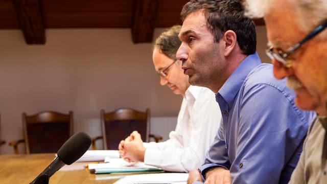 Drei Gemeindevertreter präsentieren ihre Vorwürfe an einer Medienkonferenz. Drei Gemeindevertreter präsentieren ihre Vorwürfe an einer Medienkonferenz.