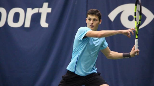 Ein Mann spielt Tennis Ein Mann spielt Tennis
