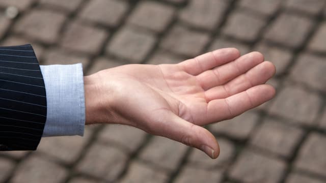 Männliche offene Hand mit Anzug und Hemd. Männliche offene Hand mit Anzug und Hemd.