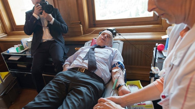 Ueli Maurer liegt und spendet Blut. Ueli Maurer liegt und spendet Blut.